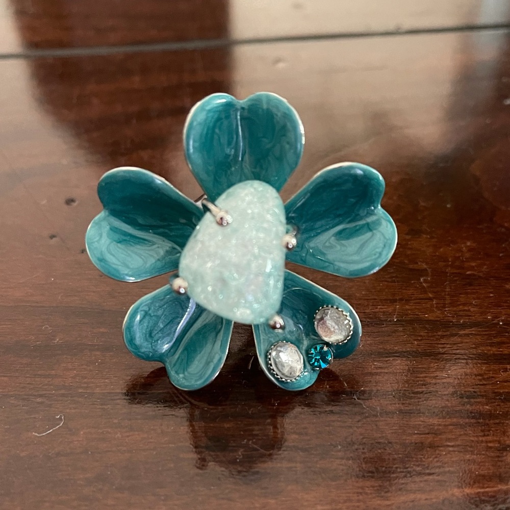 Ladies NWOT Flower Statement Ring / Adjustable